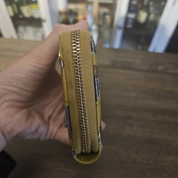 Gucci Shanghai Heartbeat Wallet - Picture 3 of 8